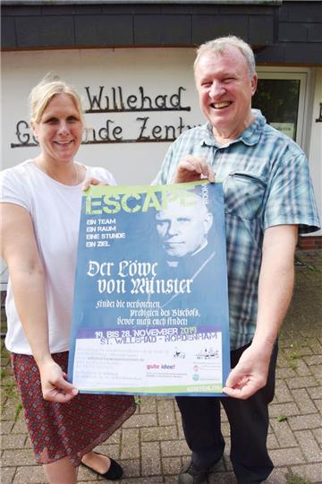 Marion Richter und Pfarrer Karl Jasbinschek von der St.-Willehad-Kirchengemeinde freuen sich über jeden, der bei dem Escape-Room-Rollenspiel mitmacht. 