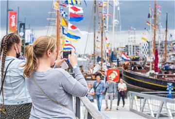 Maritime Tage in Bremerhaven 2021: Auch im kommenden Jahr soll das Fest wieder stattfinden. Teils sind die Blicke schon auf die Sail 2025 gerichtet. Foto: Hartmann