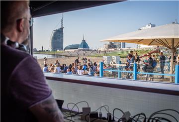 Maritime Tage in Bremerhaven 2021. Sandbank am Weserstrandbad mit Musik von DJ Rob Hardt.