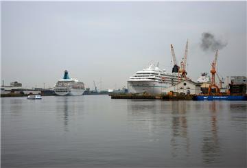 Maritimes hat Bremerhaven am laufenden Meter zu bieten. Eine Hafenrundfahrt lohnt sich immer - mit dem Schiff, im Hafenbus oder auch mit dem eigenen Wagen. Vom Parkplatz an der Geo-Plate-Straße hat man man einen tollen Blick auf die Trockendocks der Lloydwerft.