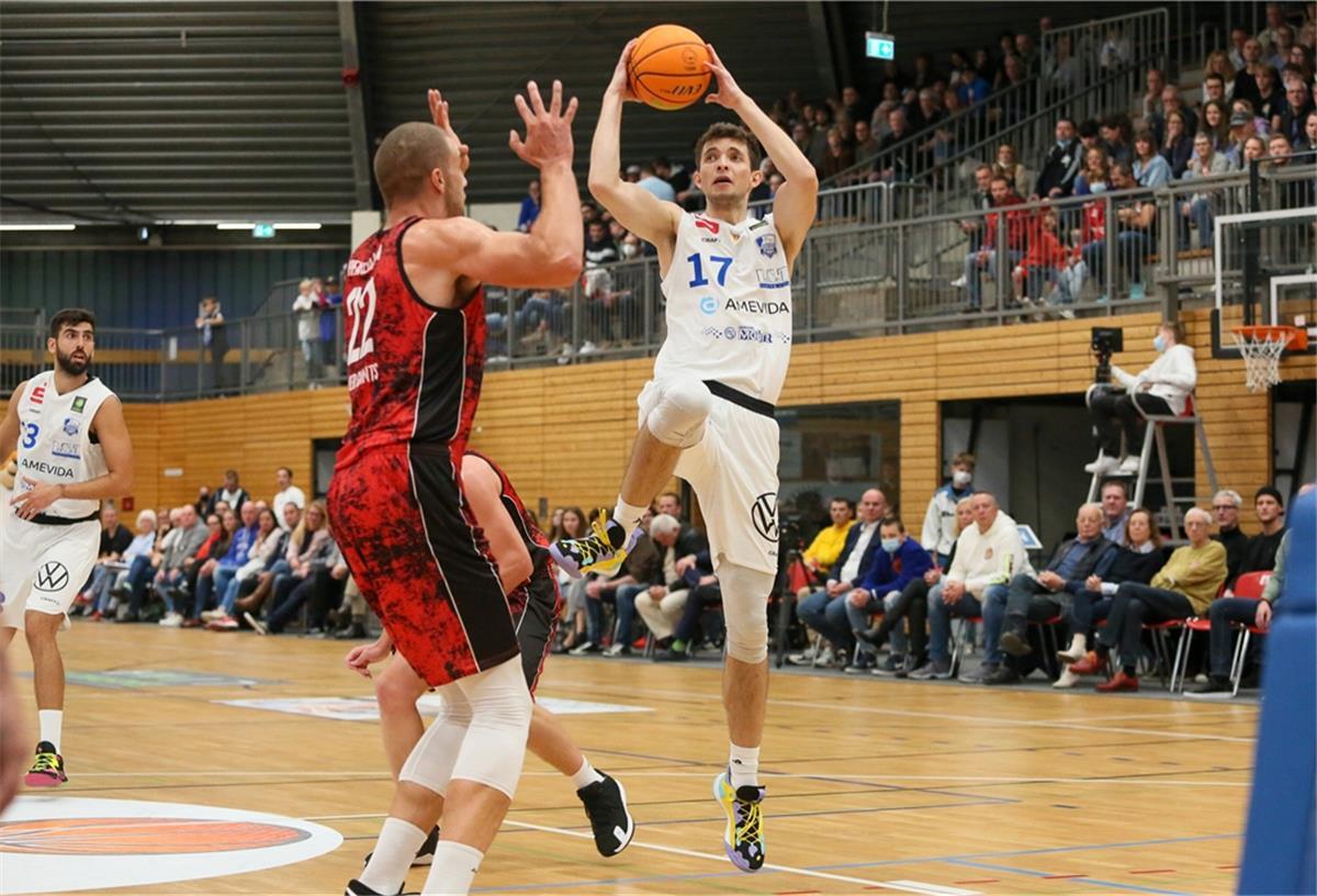 Ex-Eisbär Marius Behr ist Kapitän beim VfL Bochum Marius Behr (rechts) wirft im Heimspiel gegen die Giants Leverkusen auf den Korb. Der Dorumer spielt seit 2019 bei den VfL Astrostars Bochum.