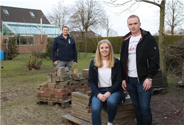 Marius Meyer (27) und Celina Kirchhoff (20) wollen gerne auf diesem Grundstück in Flögeln bauen. Doch die Geruchsimmissionsrichtlinie GIRL macht ihnen einen Strich durch die Rechnung. Ortsbürgermeister Claus Seebeck (hinten) versucht, dem Paar zu helfen.