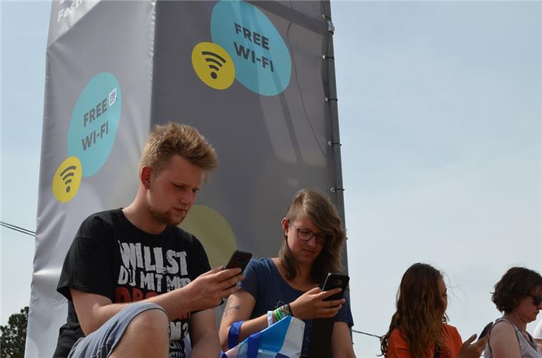 Marius und Lisa aus Osnabrück nutzen gern das WLAN-Angebot auf dem Green Camp vom Deichbrand. Aber nur auf der "Durchreise".