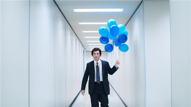 Mark (Adam Scott) ist der bedauernswerte Held in der Serie „Severance“.