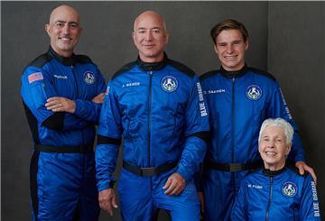 Mark Bezos, Jeff Bezos, Oliver Daemen und Wally Funk wollen gemeinsam auf die Kurzreise gehen.