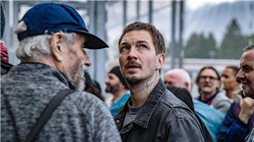 Mark (Johannes Kienast, Mitte) auf dem Weg nach „draußen“. Er profitiert von einem umstrittenen Pilotprojekt