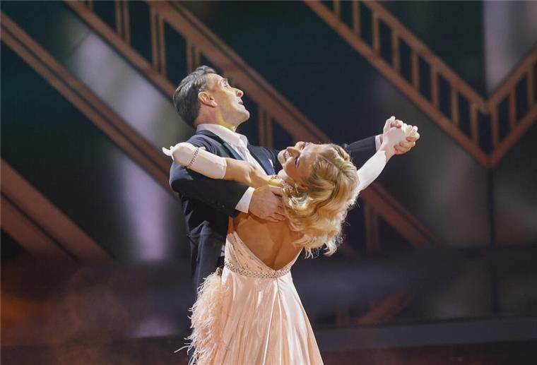 Mark Keller, Schauspieler, und Kathrin Menzinger, Profitänzerin, tanzen in der RTL-Tanzshow „Let's Dance“ auf dem Parkett im Coloneum. In dieser Woche bekommen beide neue Partner zugewiesen.