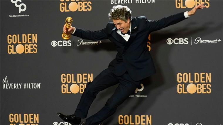 Bombe statt Barbie: „Oppenheimer“ räumt bei Golden Globes ab Mark Ruffalo freut sich über seinen Golden Globe Award.