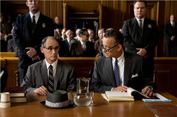 Mark Rylance (links) erhielt den Oscar als bester Nebendarsteller an der Seite von Tom Hanks in der deutschen Koproduktion &quot;Bridge of Spies - Der Unterhändler&quot;.