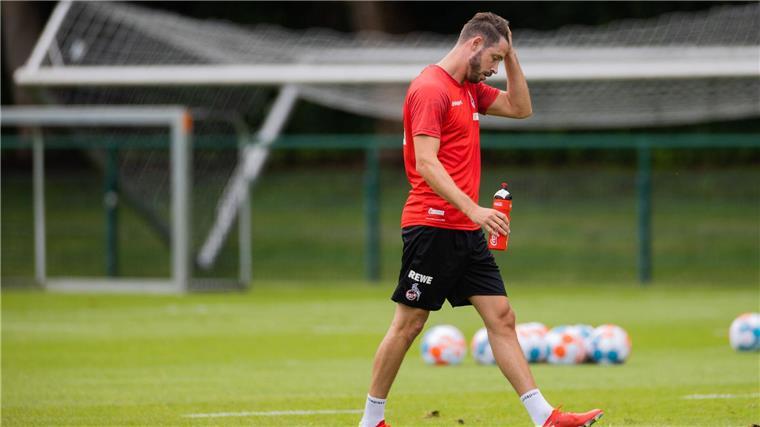 Mark Uth’s Comeback dauert nur fünf Minuten. Erneut verletzt sich der Stürmer. 