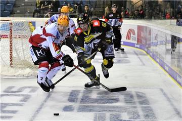 Mark Zengerle (links) von den Fischtown Pinguins im Zweikampf mit Krefelds Torsten Ankert. 