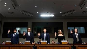 Mark Zuckerberg (Meta, v.r.), Linda Yaccarino (X), Shou Zi Chew (TikTok), Evan Spiegel (Snap) und Jason Citron (Discord) zu Beginn der Anhörung in Washington.