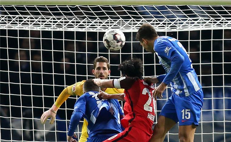 Marko Grujic (rechts) von Hertha BSC köpft den Ball ins Tor zum 1:0. 