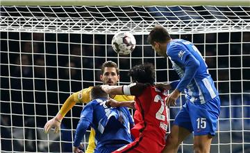 Marko Grujic (rechts) von Hertha BSC köpft den Ball ins Tor zum 1:0. 