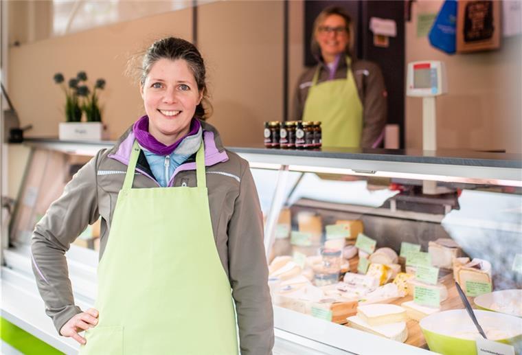 Diese Lanhausenerin lebt ihren Traum vom Käse Eine Frau reicht Käse über eine Verkaufstheke.