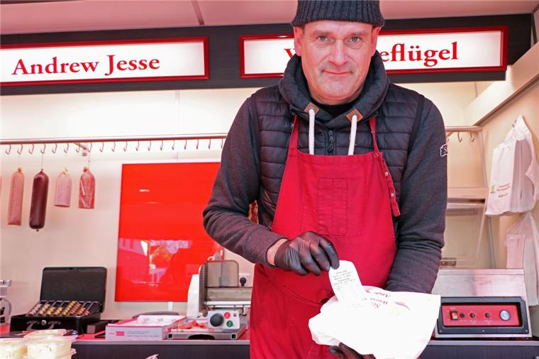 Zeven: Bonpflicht auf Wochenmarkt stößt auf Ablehnung Markthändler Andrew Jesse versorgt die Kunden schon seit Jahren unaufgefordert mit einem Bon.