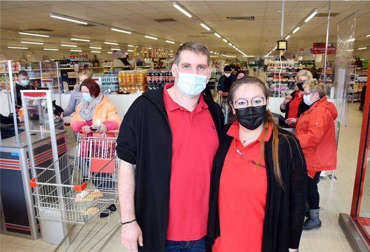 Thomas-Philipps-Markt in Nordenham: Andrang am Eröffnungstag ist groß Marktinhaber Patrick Bresch und seine Frau Elsa hatten am Eröffnungstag alle Hände voll zu tun.