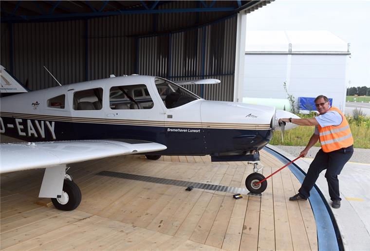Markus Brandes, Vorsitzender des Aero Clubs Bremerhaven, zieht eine Schulungsmaschine aus dem Rundhangar des Flugplatzes Nordholz. Der Verein ist froh, dass er diese professionelle Möglichkeit der Unterbringung hat.