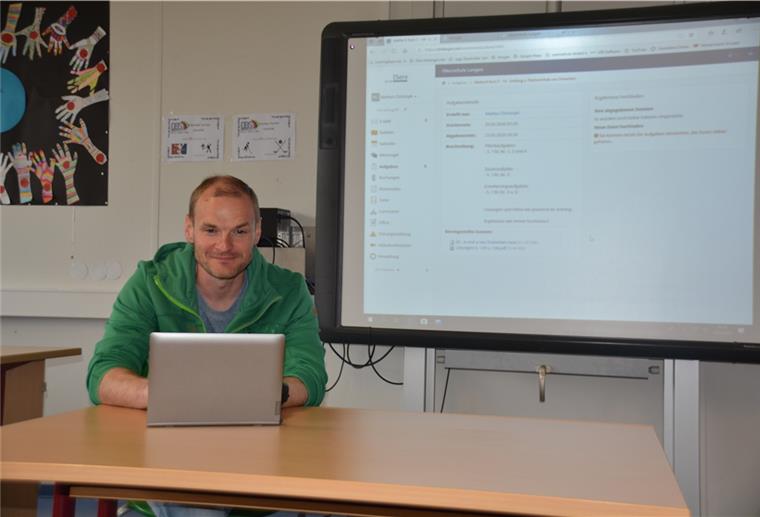 Homeschooling macht auch in der Region Schule Markus Christoph, Klassenlehrer 7. Klasse OS Langen und Fachkoordinator für digitale Medien und Tabletklassen, demonstriert das Homeschooling. Über Tablets sind Lehrer und Schüler verbunden.