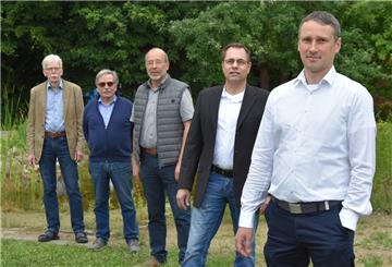 Markus Schwiering (vorne) will Tarmstedts neuer Samtgemeindebürgermeister werden. Seine Kandidatur unterstützen (von rechts) neben dem CDU-Gemeindeverbandsvorsitzenden Stephan Otten und CDU-Fraktionschef Heinz-Hermann Holsten auch Rolf Struckmeyer (Natürlich Samtgemeinde Tarmstedt) und Henry Michaelis (FDP). 