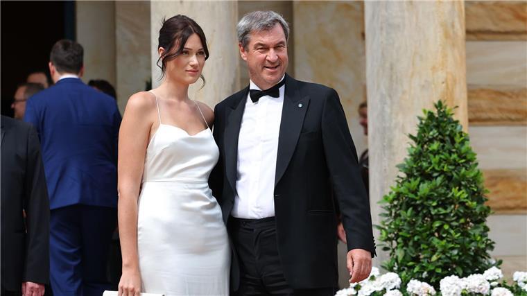 Bayreuther Festspiele starten mit düsterem „Tristan“ Markus Söder (CSU), Ministerpräsident von Bayern, und seine Tochter Gloria-Sophie Burkandt.
