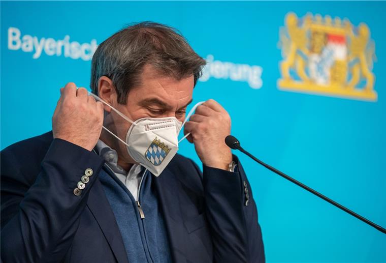 Markus Söder macht es vor und zieht eine FFP2-Maske auf. In Bayern gelten erneut verschärfte Regeln zur Bekämpfung der Pandemie.