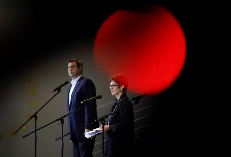 Markus Söder und Annegret Kramp-Karrenbauer sprechen nach einem Treffen mit Bundeskanzlerin Merkel mit Journalisten. 