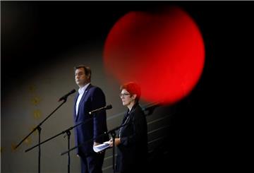 Markus Söder und Annegret Kramp-Karrenbauer sprechen nach einem Treffen mit Bundeskanzlerin Merkel mit Journalisten. 