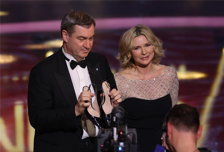 Bayerischer Filmpreis geht an Milli Vanilli-Darsteller Markus Söder verlieh den Ehrenpreis an Schauspielerin Veronica Ferres (r).