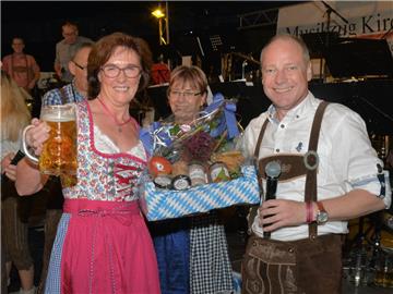 Marlene Geestmann gewann den Wettbewerb im Bierkrug-Stemmen bei den Damen. Foto: Zschiesche
