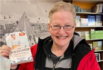 Marlies Folkens, auch bekannt als Fenja Lüders, verkauft in der Buchhandlung v. Bestenbostel auch ihre jüngsten Werke gut. Foto: pr