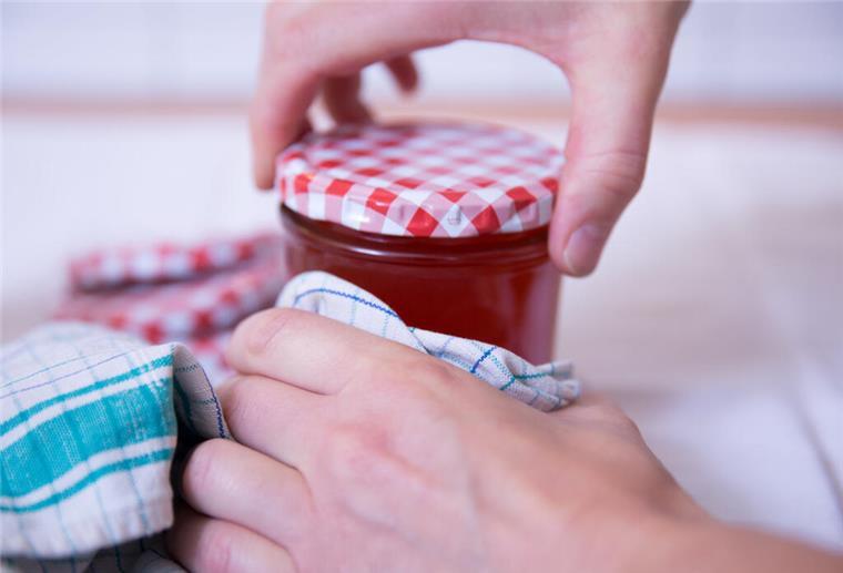 Potenzmittel in Marmeladengläsern: Zoll macht kuriosen Fund ILLUSTRATION - Auch in den Wochen vor Weihnachten lassen sich noch köstliche Marmeladen zubereiten. (zu dpa: «Jetzt noch Marmelade als Weihnachtsgeschenk einkochen») Foto: Florian Schuh/dpa-tmn - Honorarfrei nur für Bezieher des dpa-Themendienstes +++ dpa-Themendienst +++