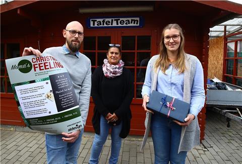 Martijn Sneijder, Denise Smith von der Tafel in Nordenham und Malin Stoldt haben die Durchführung der Aktion gemeinsam geplant - für wohlige Weihnachtsgefühle in der Corona Herbst- und Wintersaison.