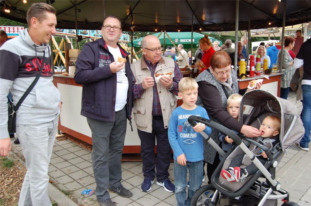Martin Okroy (links) nutzte den Familientag mit seinen drei kleinen Söhnen und A...