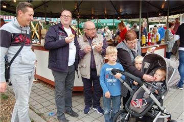 Martin Okroy (links) nutzte den Familientag mit seinen drei kleinen Söhnen und A...
