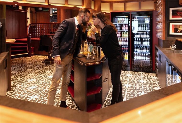 KARMA-KITCHEN - Schicksal regelt das schon Martin und Emina Seiffert Nippen in der KARMA-KITCHEN gemeinsam am „Karma Tonic“.