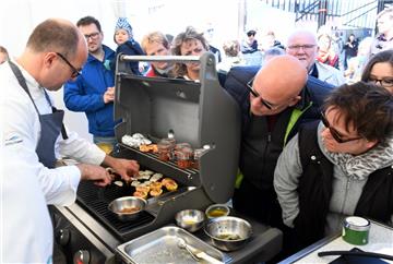 Martin Volkelt zeigt den Besuchern, wie ein Profikoch den perfekten Fisch grillt.