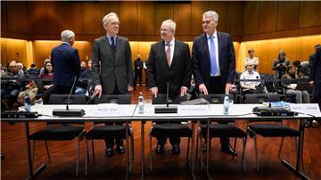 Martin Winterkorn (M), ehemaliger Vorstandsvorsitzender der Volkswagen AG, steht in der Stadthalle Braunschweig mit seinen Anwälten Kersten von Schenck (l) und Felix Dörr.