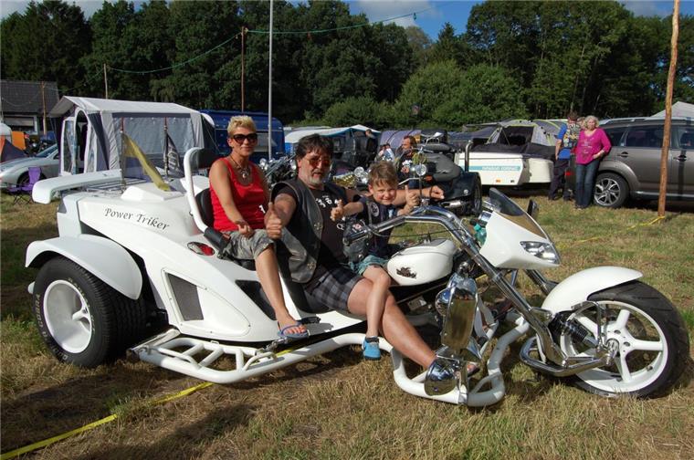 Trike-Fans feiern in Bramstedt Martin, Yvonne und der sechsjährige John aus Essen waren mit von der Partie beim 18. Treffen der "Meerkatzen Triker" in Bramstedt.