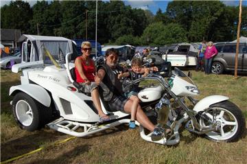 Martin, Yvonne und der sechsjährige John aus Essen waren mit von der Partie beim 18. Treffen der "Meerkatzen Triker" in Bramstedt.