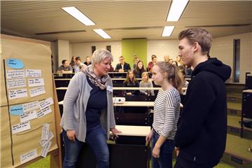 Martina Feldmann-Bienhoff (links), Leiterin der Hagener Jugendpflege, im Gespräch mit Alina Wartenberg (13) und Sebastian Leefmann (15), die als Schüler der Hermann-Allmers-Schule am zweiten Jugendforum teilgenommen haben.