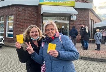 Martina Francksen (links) und Nicole Paris gehörten zu den 350 Impfwilligen, die am Sonnabend bei der Aktion mitmachten. 