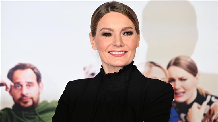 Martina Hill zeigt sich bei der Premiere des Films "Caveman" am Roten Teppich in der Astor Filmlounge im ARRI.