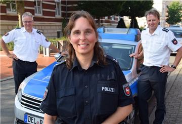 Martina Peters ist jetzt Kontaktbereichsbeamtin des Polizeikommissariats Brake. Bei ihrer Arbeit wird sie unterstützt durch Kommissariatsleiter Klaus Lücke (links) und Frank Jakobi, Leiter des Streifen und Einsatzdienstes.