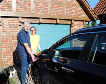 Martina und Frank Tietjen betanken ihre Autos mit aus Sonnenenergie gewonnenem Strom.