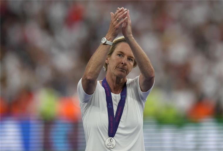 Bundestrainerin fordert Grundgehalt in der Frauen-Bundesliga Martina Voss-Tecklenburg, Bundestrainerin der deutschen Frauenmannschaft, wünscht sich nach dem gelungenen EM-Auftritt ein Grundgehalt für die Spielerinnen.