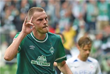 Marvin Ducksch jubelt in einem grünen Trikot.