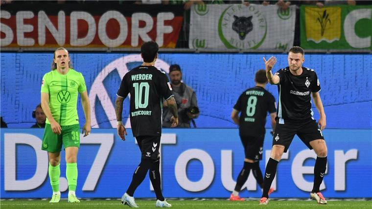 Marvin Ducksch (r) dankt seinen Teamkollegen nach seinem Treffer gegen den VfL Wolfsburg 