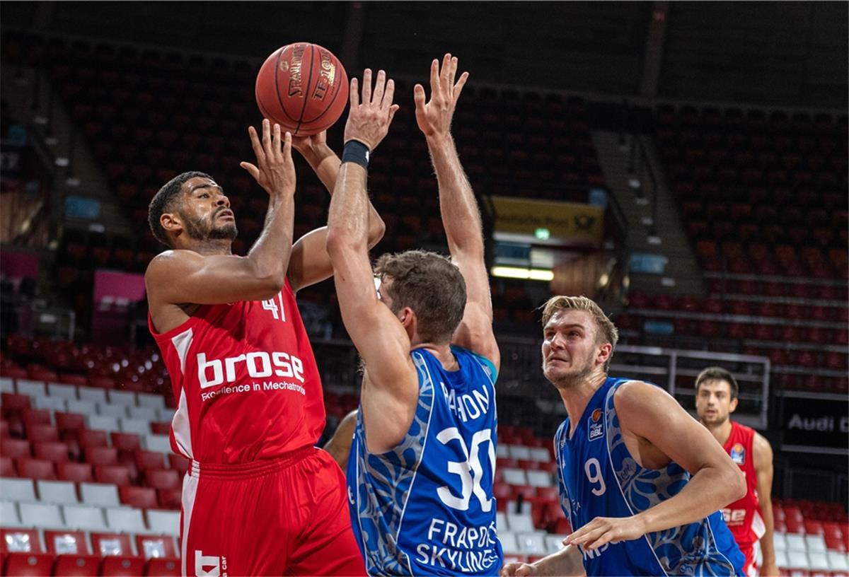 Marvin Heckel (links) hat für Brose Bamberg am Finalturnier um die deutsche Meisterschaft in München teilgenommen. Jetzt wechselt der Point Guard zu den Eisbären in die ProA.