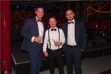 Marvin, Jan und Daniel setzen auf Fliege beim Weihnachtszauber 2017 in der Breme...